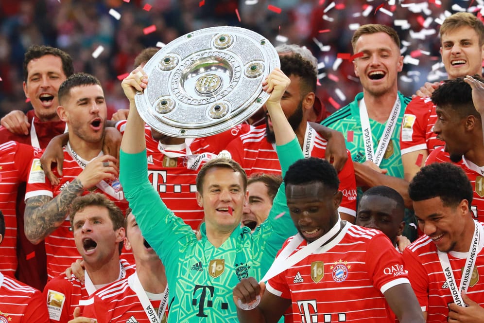 Der FC Bayern jubeln mit der Schale: die letzten zehn Titel gingen nach München.
