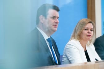 Arbeitsminister Hubertus Heil und Innenministerin Nancy Faeser bei der Bundespressekonferenz zum Regierungsentwurf für das neue Fachkräfteeinwanderungsgesetz
