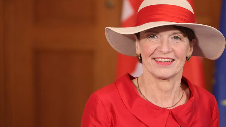 Elke Büdenbender: Beim Staatsbesuch von Camilla und Charles trug sie Hut.