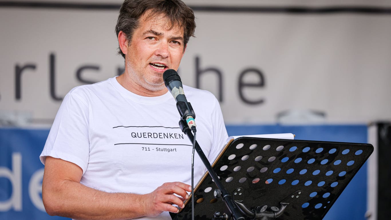 "Querdenken"-Gründer Michael Ballweg ist zurück aus Untersuchungshaft (Archivbild): Jetzt plant er eine Großdemonstration vor dem Gefängnis, in dem er eingesperrt war.
