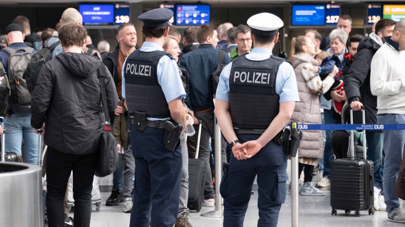 Stillstand wegen Warnstreik: Wartende Passagiere am Flughafen Düsseldorf.