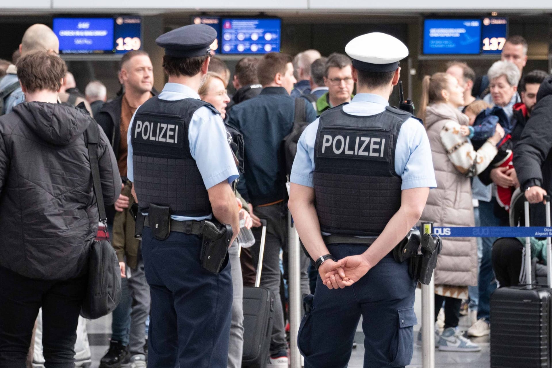 Stillstand wegen Warnstreik: Wartende Passagiere am Flughafen Düsseldorf.