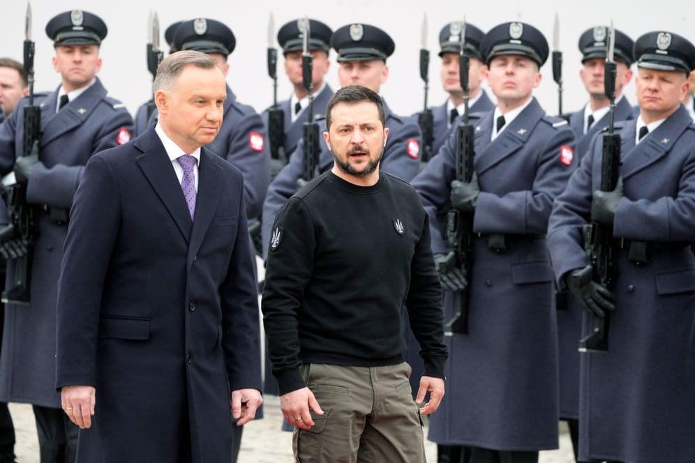 Andrzej Duda (links) und Wolodymyr Selenskyj: Der polnische Präsident begrüßt den ukrainischen Präsidenten im Präsidentenpalast.