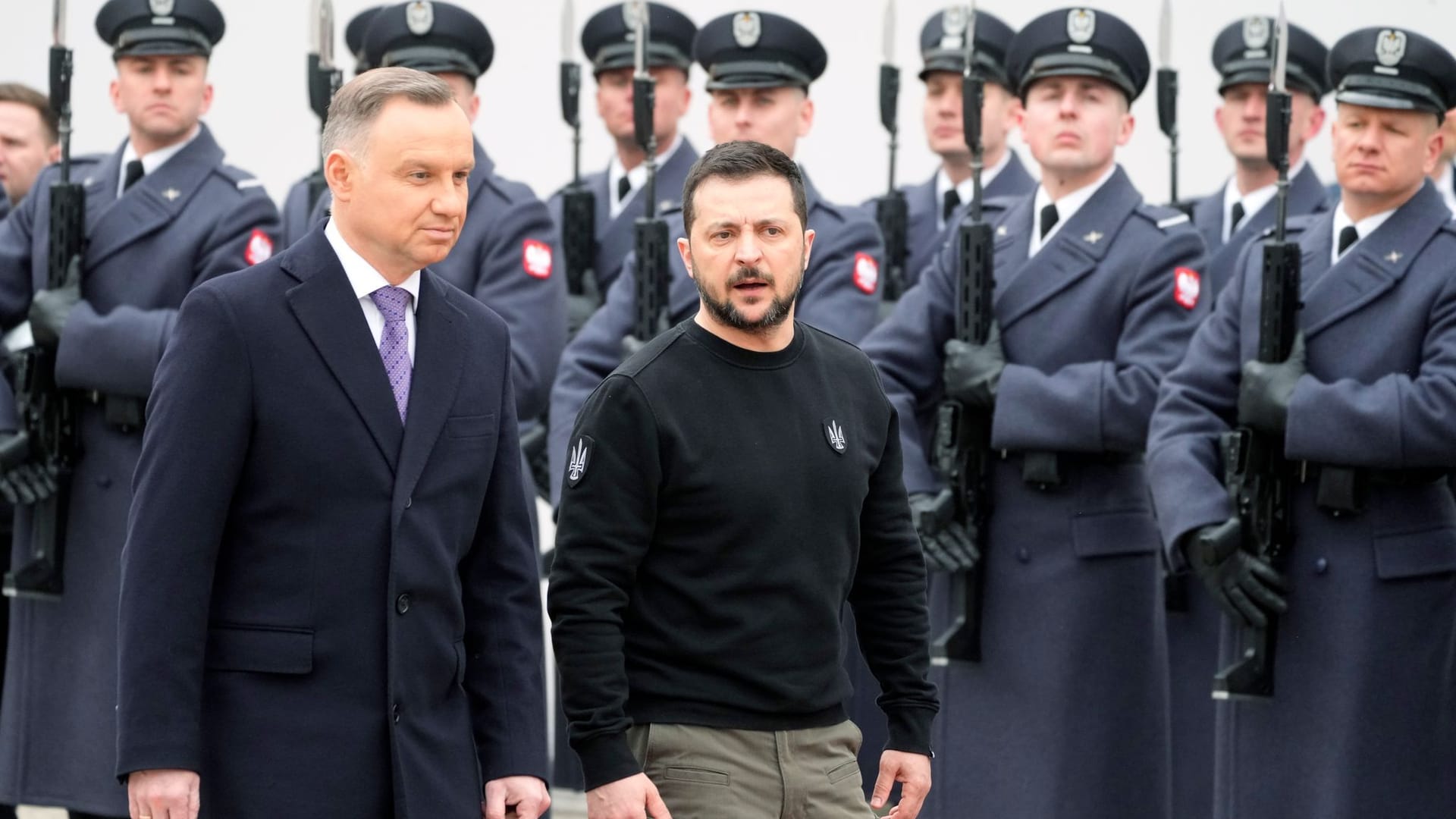 Andrzej Duda (links) und Wolodymyr Selenskyj: Der polnische Präsident begrüßt den ukrainischen Präsidenten im Präsidentenpalast.