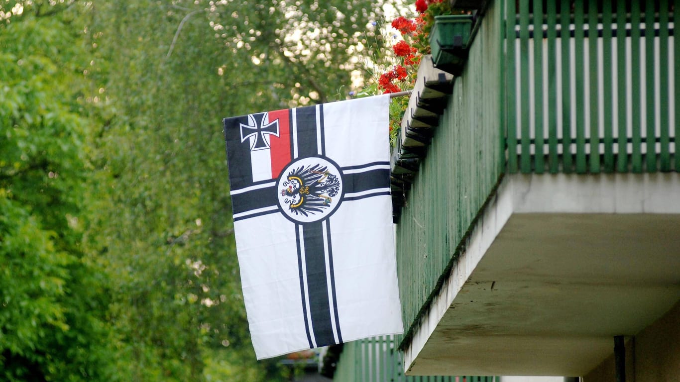 Eine Reichsflagge hängt an einem Balkon (Symbolbild): Völkische Siedler verhalten sich oft unauffällig.