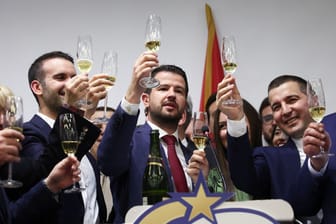 Jakov Milatovic feiert mit Anhängern seinen Wahlsieg in Montenegro.