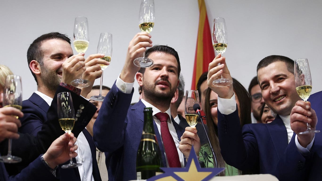 Jakov Milatovic feiert mit Anhängern seinen Wahlsieg in Montenegro.