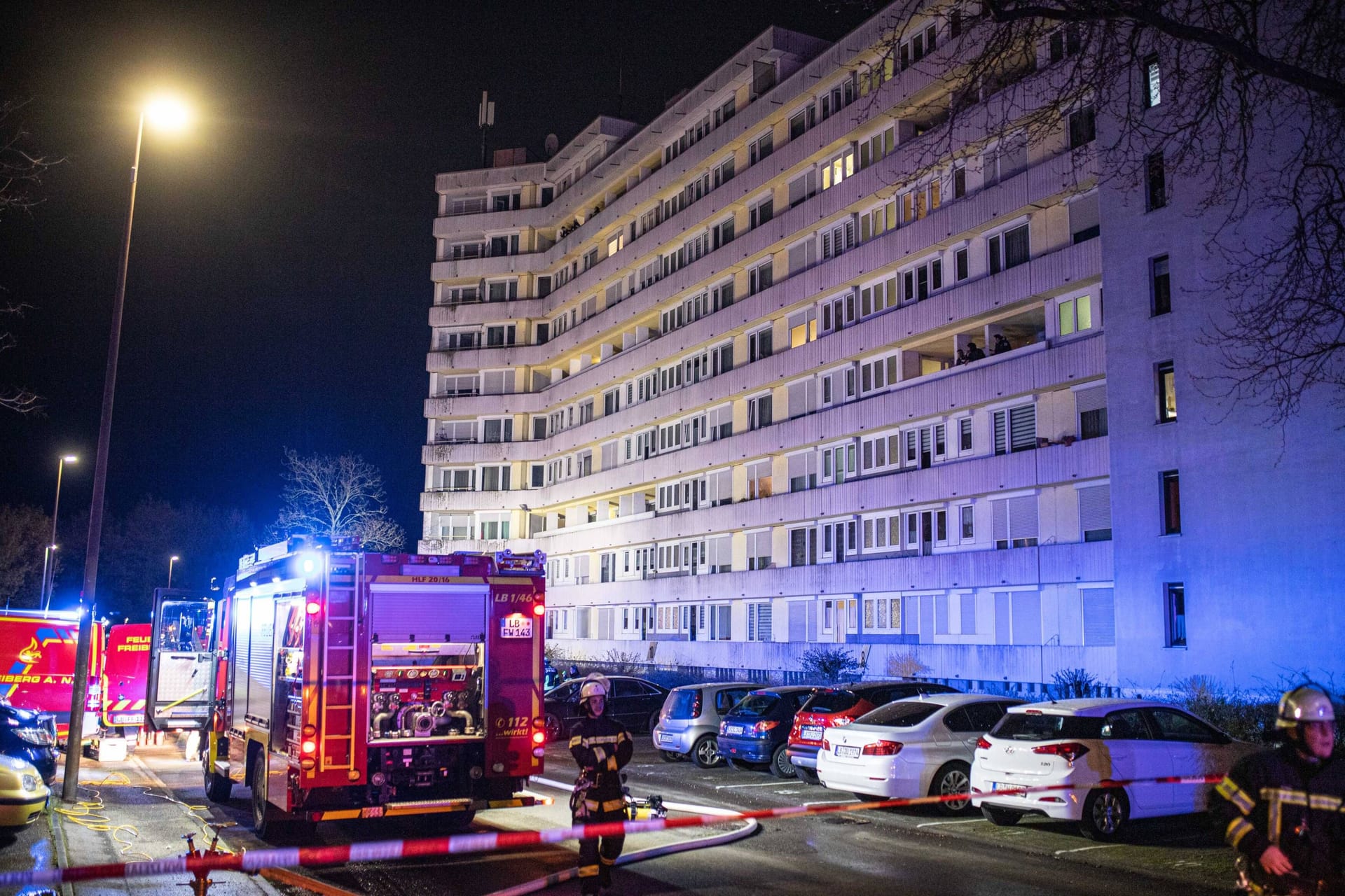 Feuerwehrfahrzeuge stehen vor einem Hochhaus in Ludwigsburg: Durch die starke Rauchentwicklung wurden fünf Personen leicht verletzt.