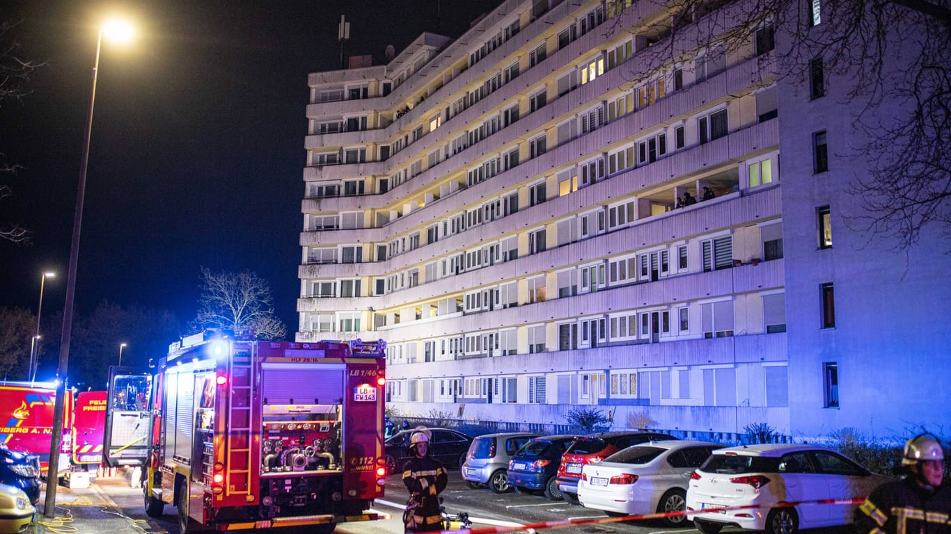 Feuerwehrfahrzeuge stehen vor einem Hochhaus in Ludwigsburg: Durch die starke Rauchentwicklung wurden fünf Personen leicht verletzt.