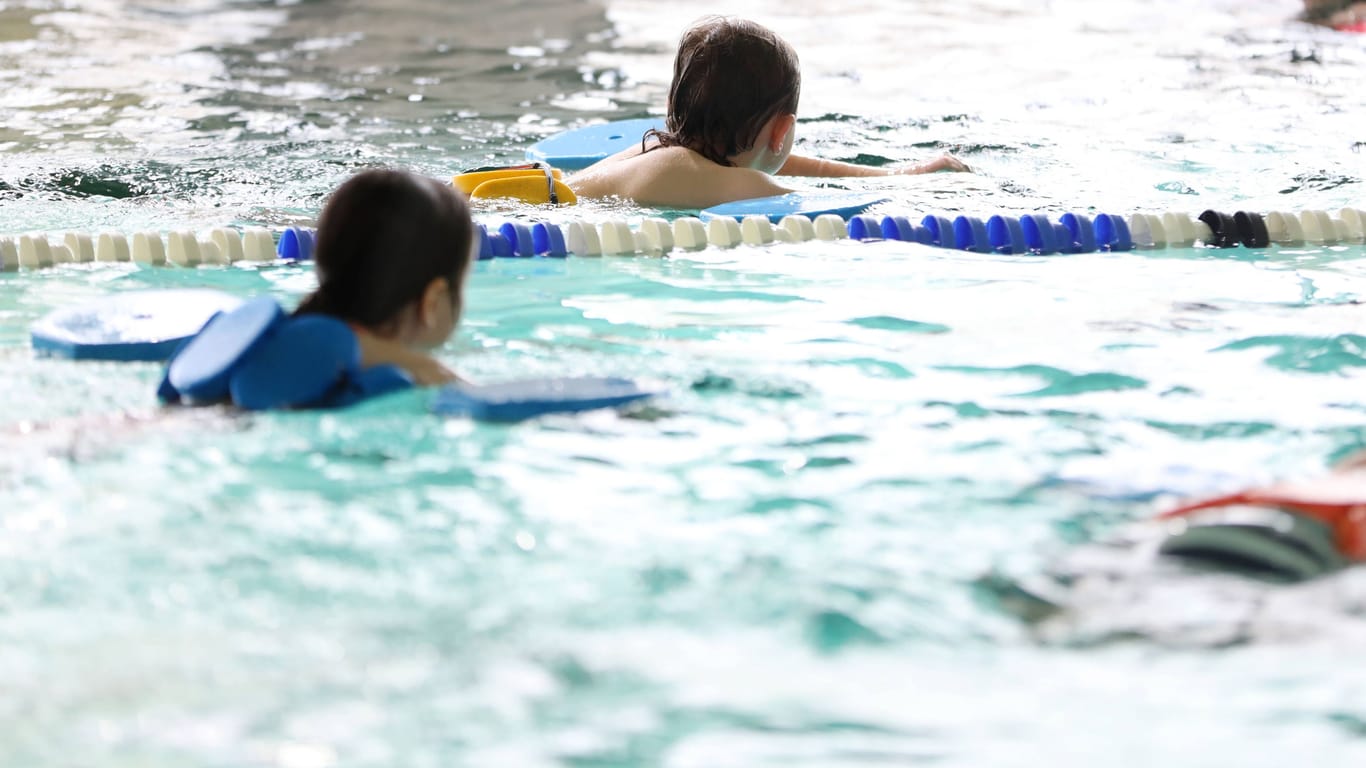 Kinder im Schwimmunterricht (Symbolbild): Erwachsene hatten einen stechenden Geruch bemerkt.