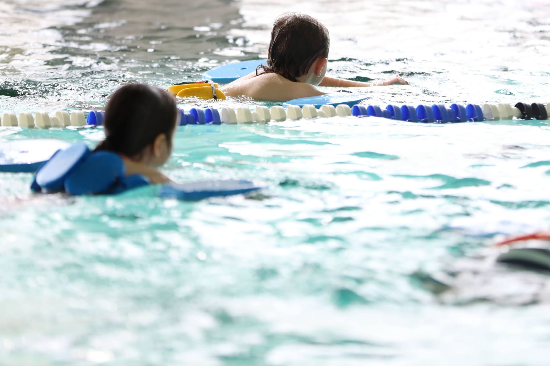 Kinder im Schwimmunterricht (Symbolbild): Erwachsene hatten einen stechenden Geruch bemerkt.