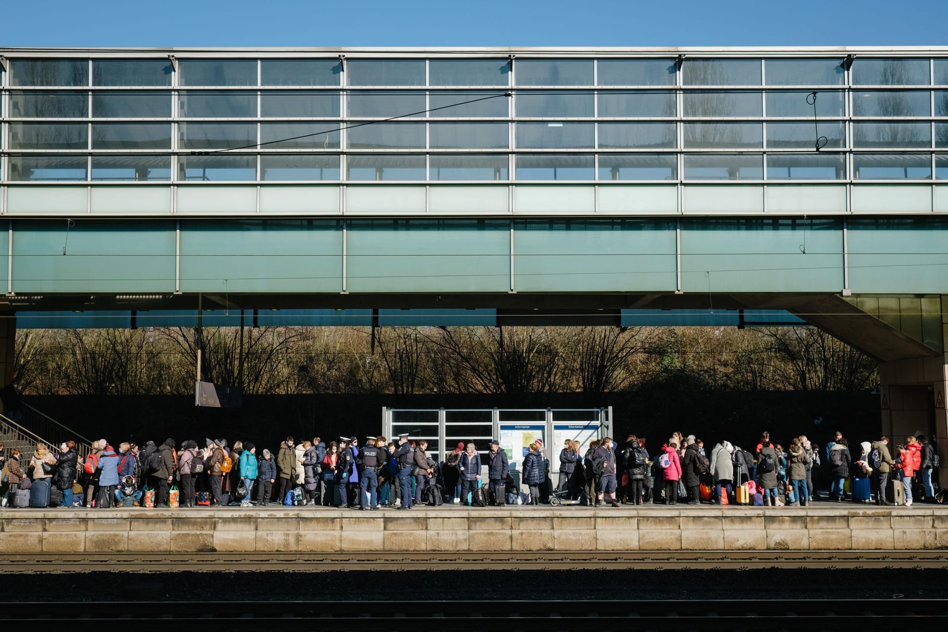 Geflüchtete aus der Ukraine warten an einem überfüllten Bahnsteig auf die Weiterfahrt zum Hauptbahnhof (Archivfoto).