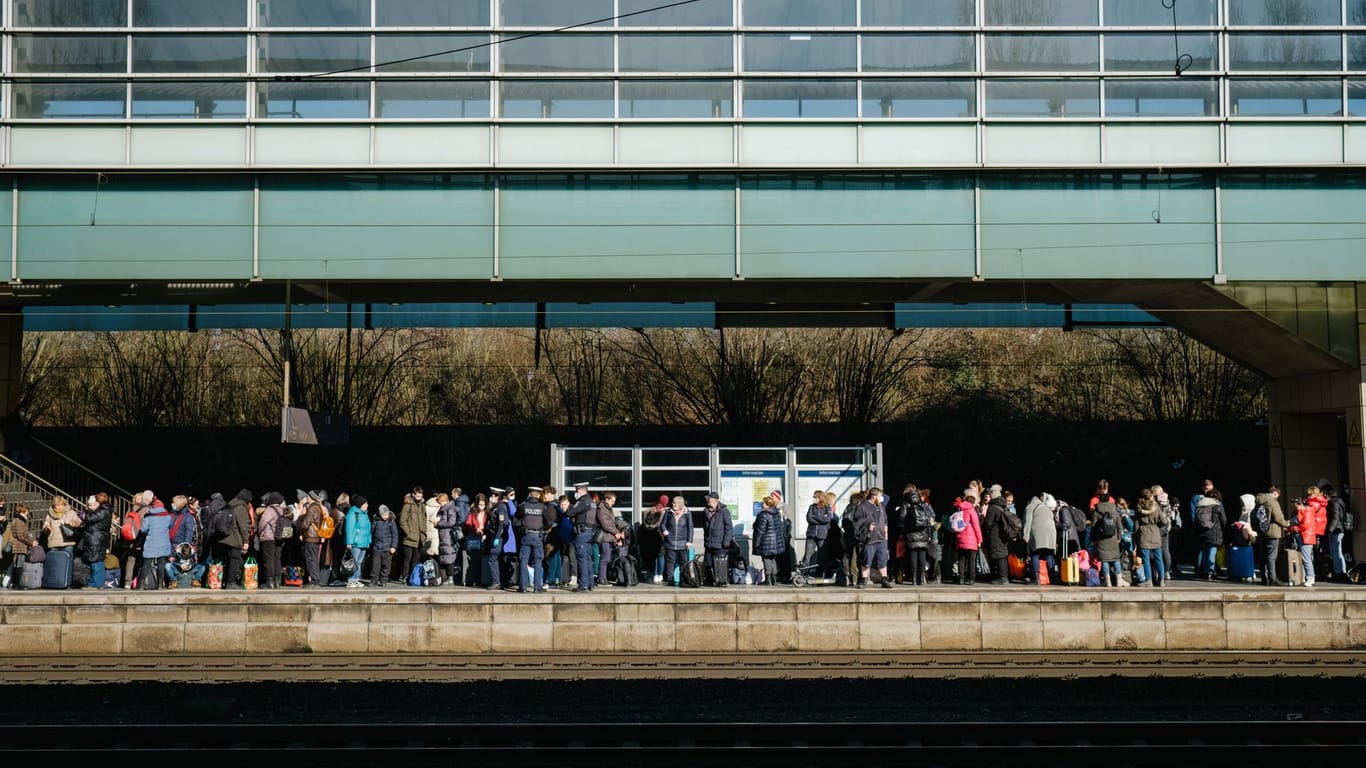 Geflüchtete aus der Ukraine warten an einem überfüllten Bahnsteig auf die Weiterfahrt zum Hauptbahnhof (Archivfoto).