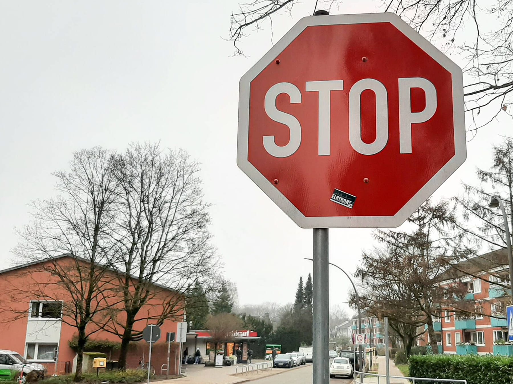 Stoppschild und Grüner Pfeil: Wo Autofahrer halten müssen