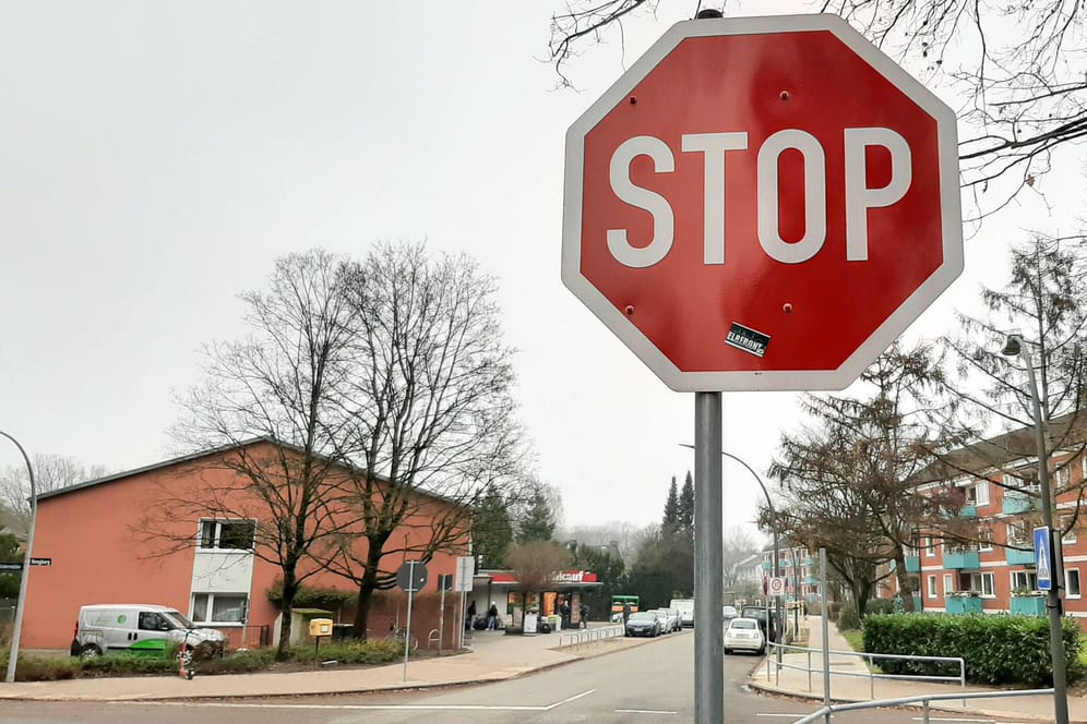 Anhalten am Stoppschild: Der Fahrer des stehenden Autos muss anderen die Vorfahrt gewähren.