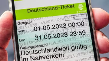 Deutschlandticket auf dem Handy: Die Monatsfahrkarte verlängert sich automatisch, wenn Sie nicht rechtzeitig kündigen.