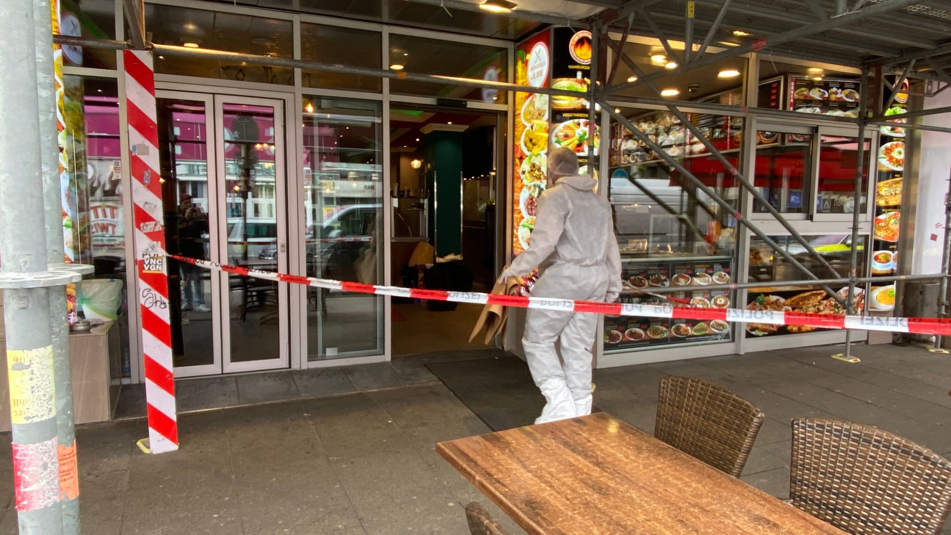 Ein Mitarbeiter der Spurensicherung betritt den Imbiss: Hier wurde in der Nacht zuvor geschossen.