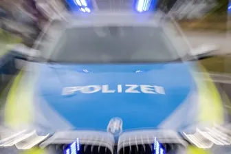 Ein Streifenwagen der Polizei mit eingeschaltetem Blaulicht: Über vier Tage war die 15-jährige Tochter des Diplomaten vermisst.