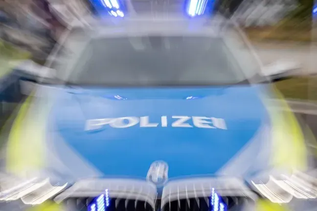 Ein Streifenwagen der Polizei mit eingeschaltetem Blaulicht: Über vier Tage war die 15-jährige Tochter des Diplomaten vermisst.