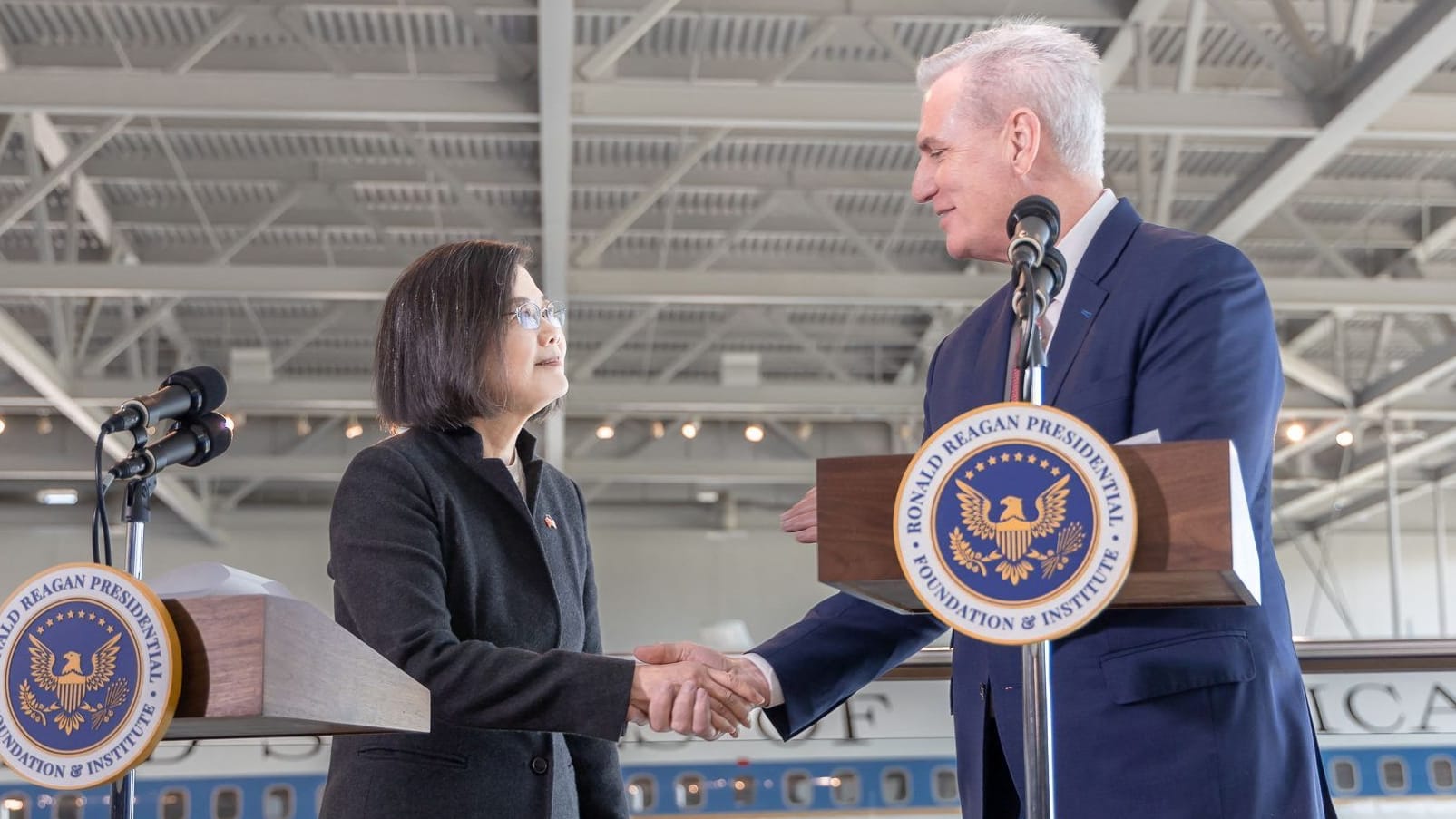 Tsai Ing-wen und Kevin McCarthy: Nach dem Treffen der beiden hat China einen Flugzeugträger vor Taiwans Küste positioniert.