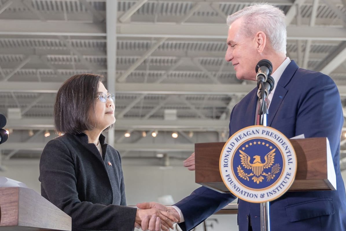 Tsai Ing-wen und Kevin McCarthy: Nach dem Treffen der beiden hat China einen Flugzeugträger vor Taiwans Küste positioniert.