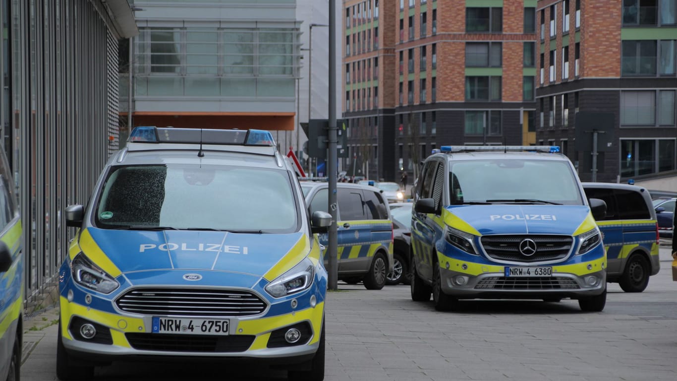 Polizeiautos vor dem Hotel in Düsseldorf: Die Polizei rückte in einem Großeinsatz aus.