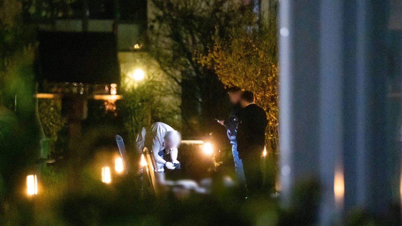 Einsatzkräfte sichern Spuren am Tatort: Wie landete die Frau in dem Teich?