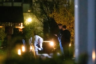 Einsatzkräfte sichern Spuren am Tatort: Wie landete die Frau in dem Teich?