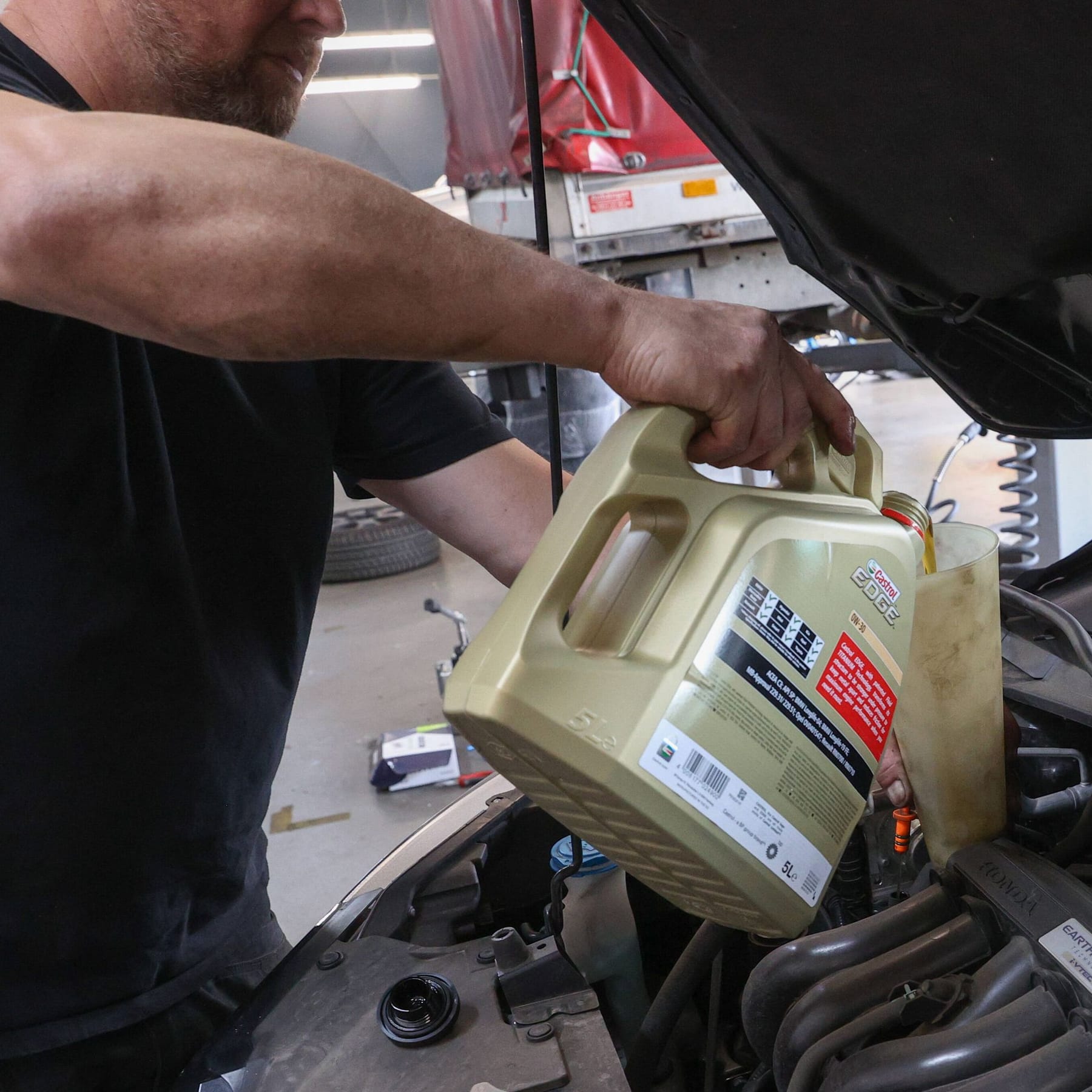 Wie oft sollte man das Öl im Auto wechseln lassen?