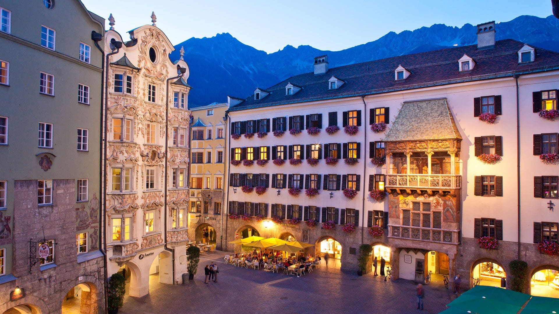 Und lassen Sie den Abend bei einem schönen Glas Wein mit Blick auf das Goldene Dachl ausklingen.