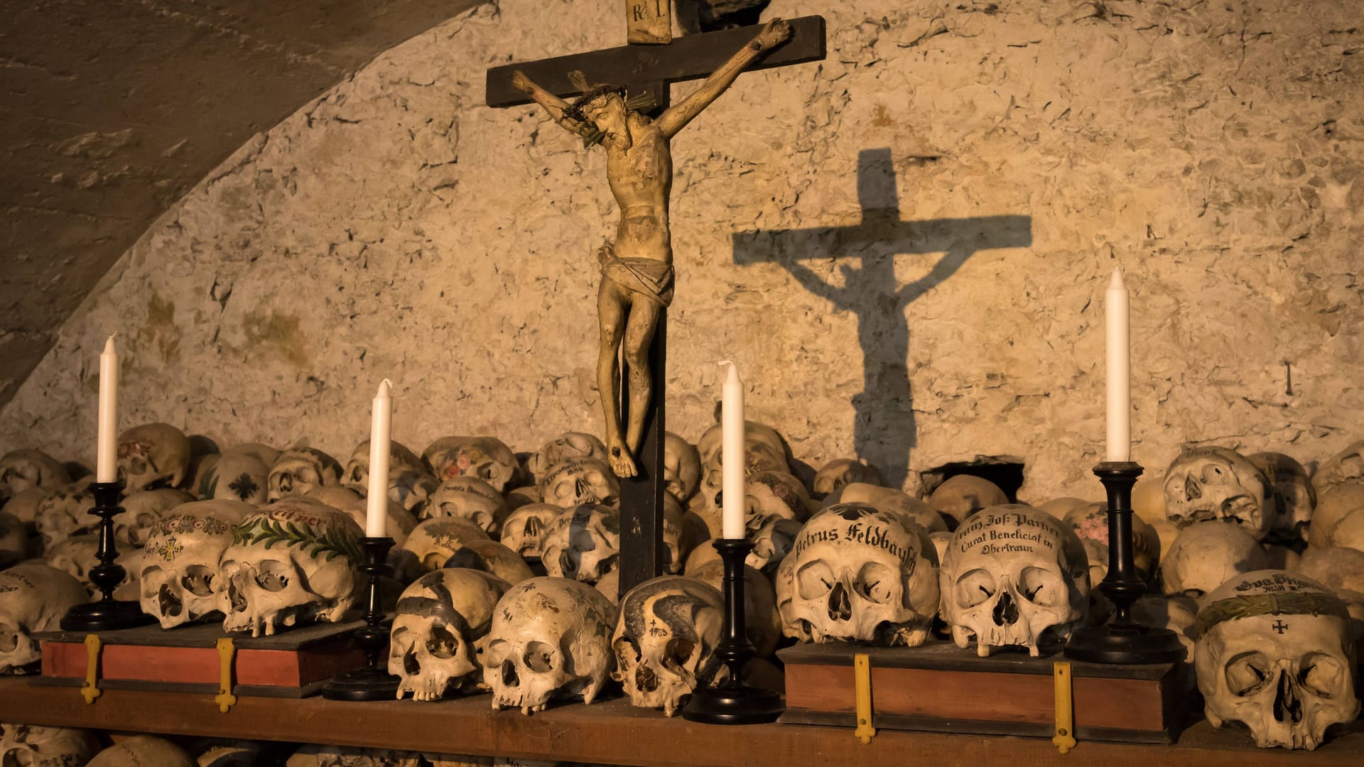 Bemalte Totenköpfte in einem Beinhaus: Bemalte Totenköpfte in einem Beinhaus: