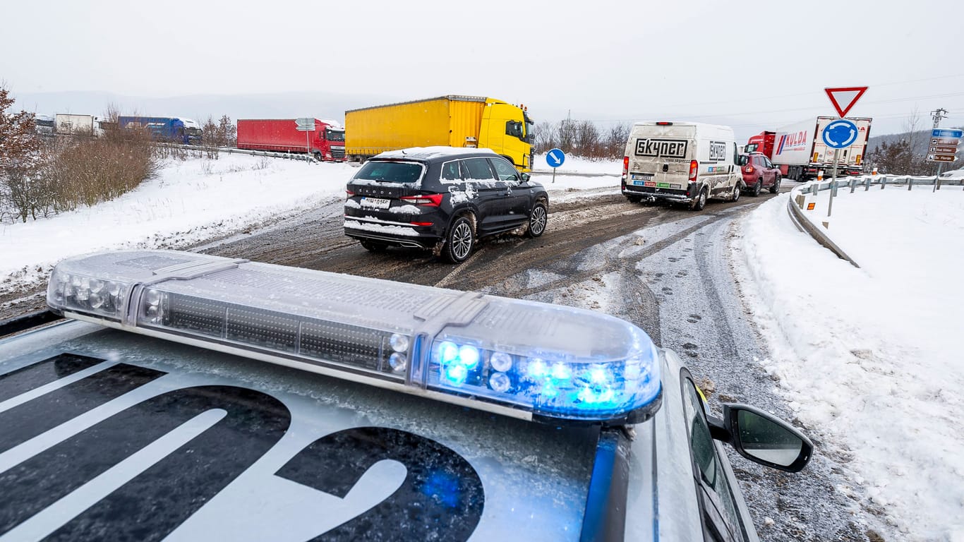 Polizei und Stau auf der D8 (Symbolbild): Deutsche und tschechische Behörden ermitteln nun in dem Fall.