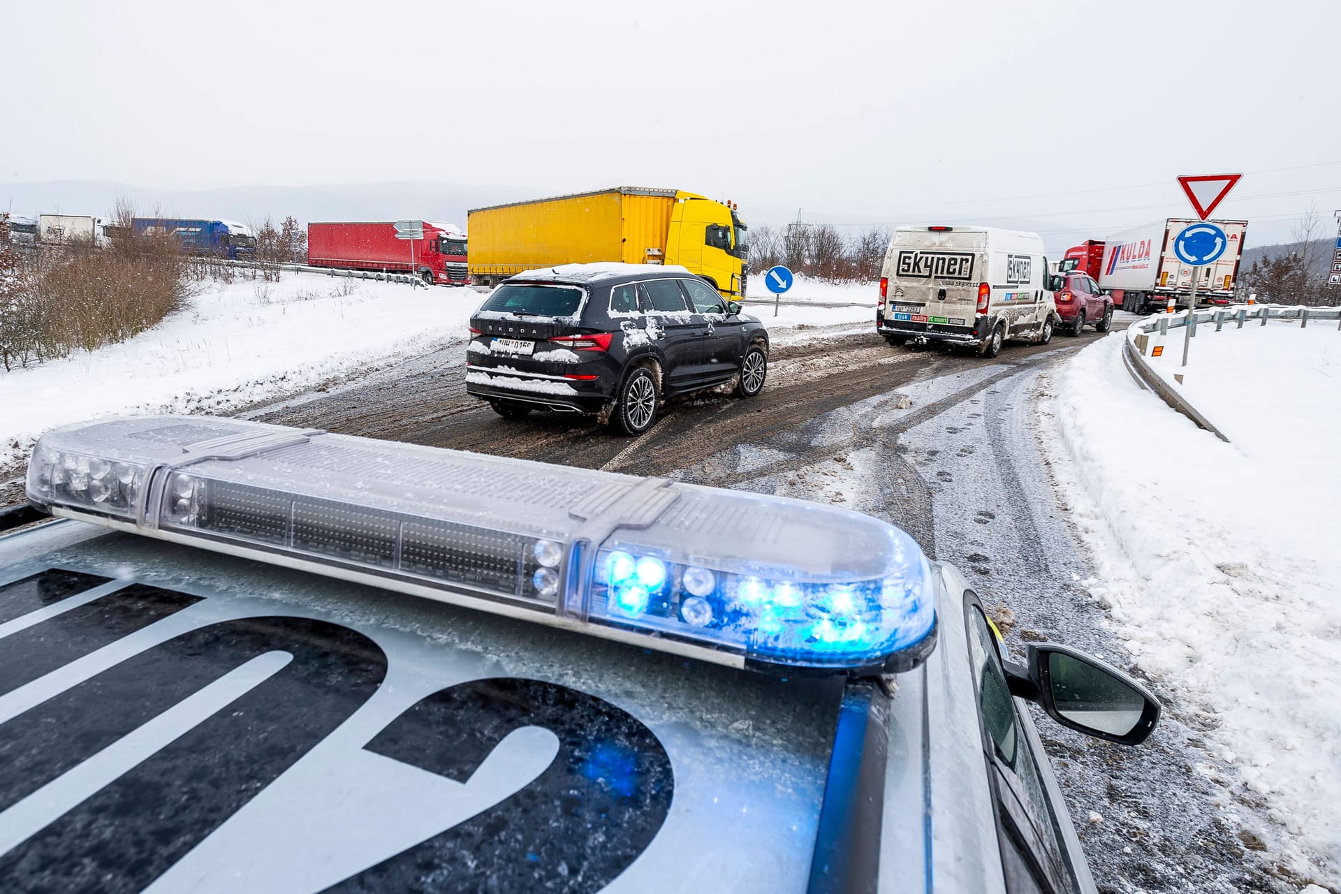 Polizei und Stau auf der D8 (Symbolbild): Deutsche und tschechische Behörden ermitteln nun in dem Fall.