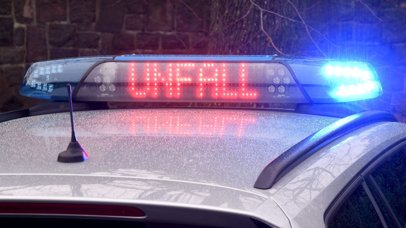 Die Leuchtschrift "Unfall" auf dem Dach eines Polizeiwagens (Symbolbild): In Henstedt-Ulzburg kam ein Pkw-Fahrer ums Leben.