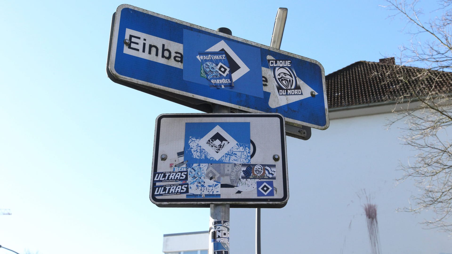 Aufkleber mit dem Vereinslogo des HSV kleben auf Straßenschildern (Symbolbild): Auch mit Farbe wurden die Schilder besprüht.