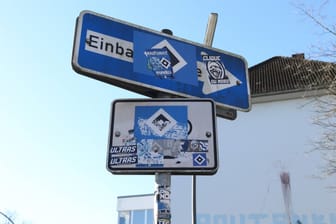 Aufkleber mit dem Vereinslogo des HSV kleben auf Straßenschildern (Symbolbild): Auch mit Farbe wurden die Schilder besprüht.