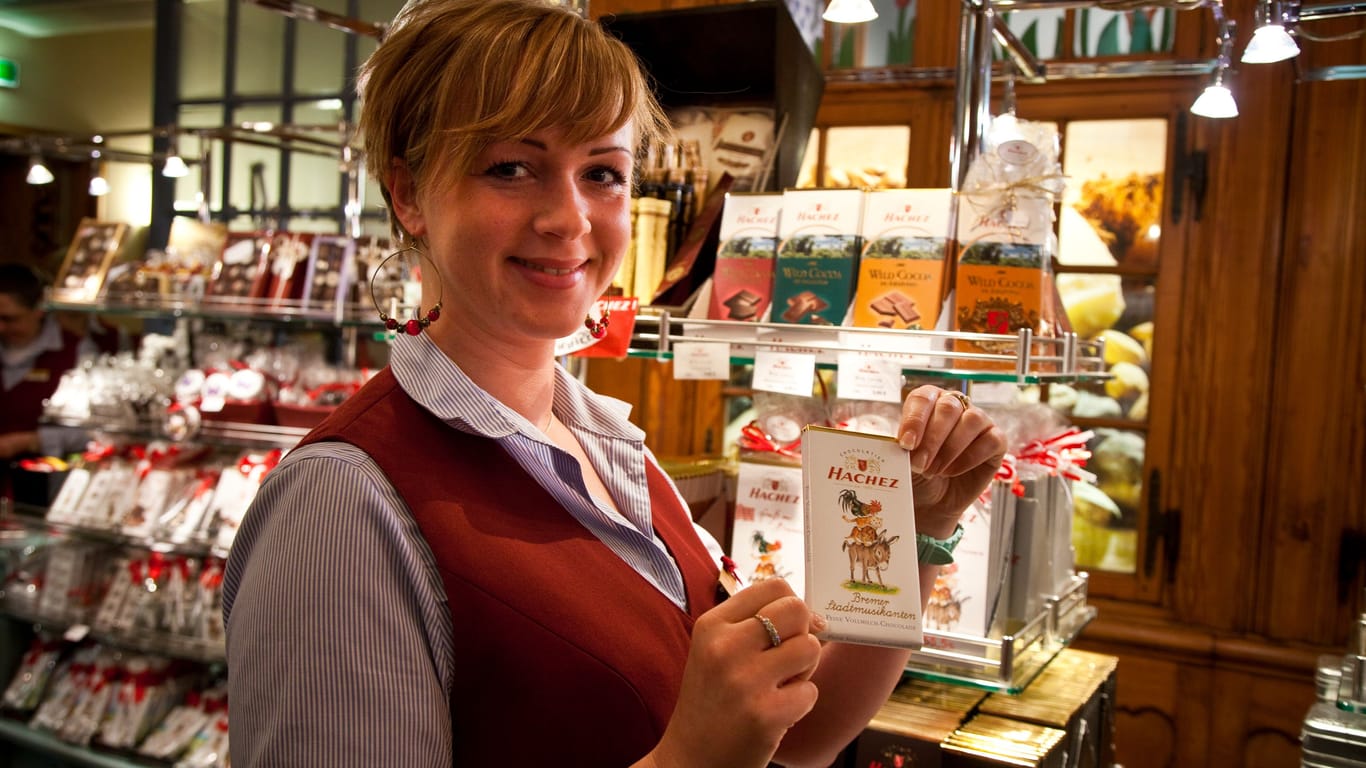 Eine Mitarbeiterin zeigt im Hachez-Shop in Bremen eine Tafel Schokolade (Symbolbild): Nun verlieren auch die verbliebenen Mitarbeiter ihre Jobs.