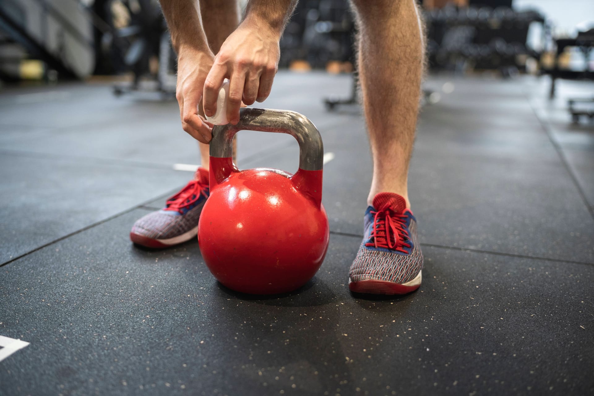 Ein Mann hält ein Fitnessgerät in einem Sportstudio (Archivbild): Gab es einen Skandal um eine Mitgliedschaft in Hannover?