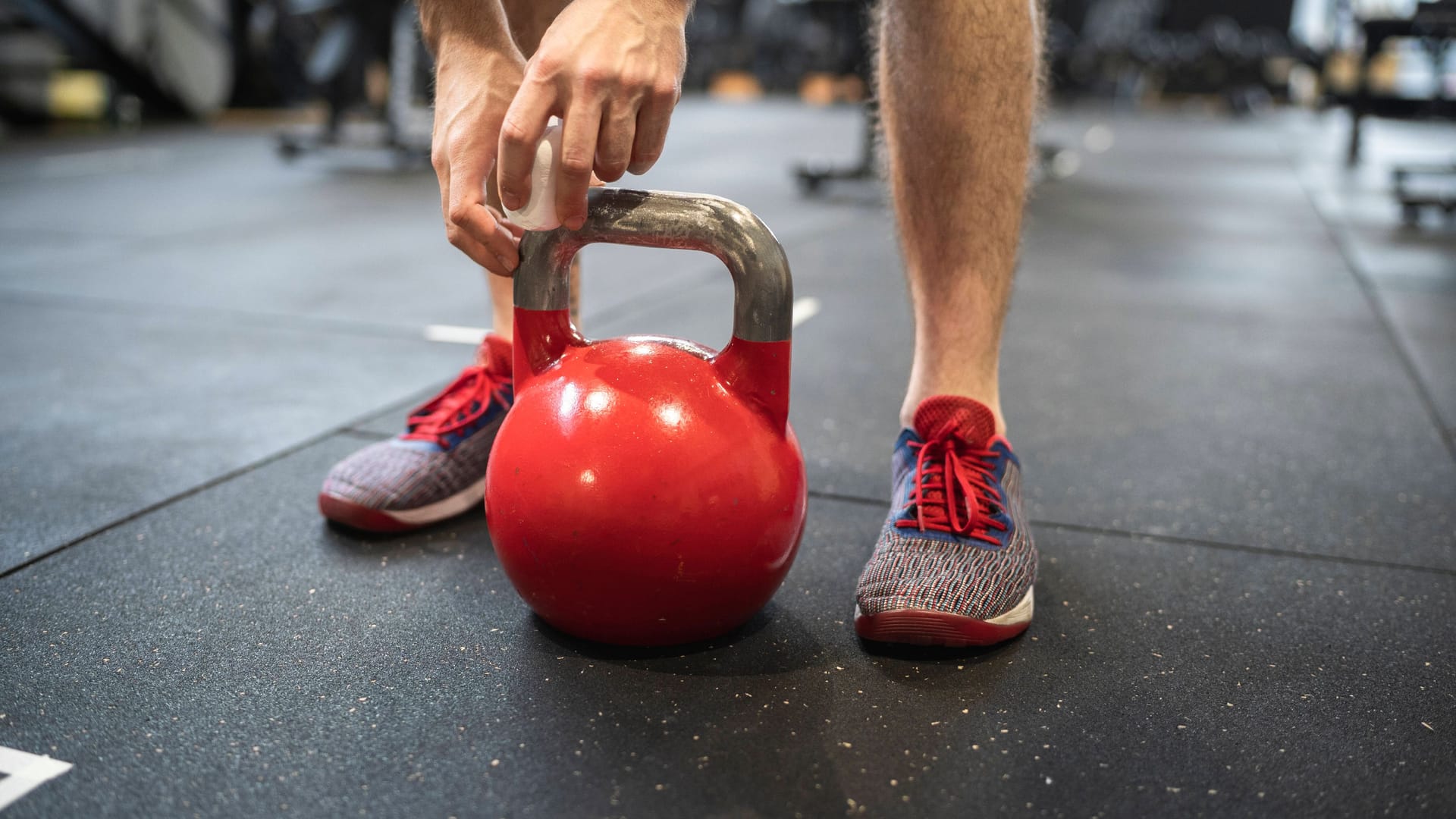 Ein Mann hält ein Fitnessgerät in einem Sportstudio (Archivbild): Gab es einen Skandal um eine Mitgliedschaft in Hannover?