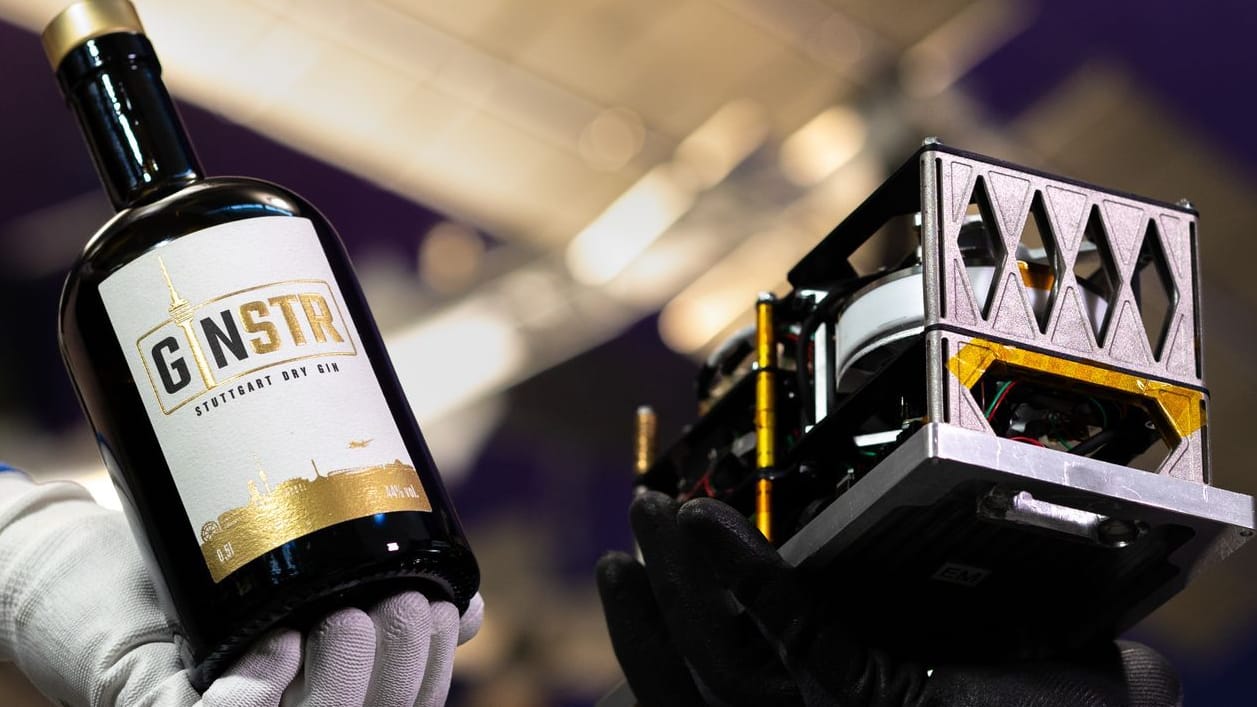 Der Stuttgarter Gin mit der Experimentierbox, die auf die ISS geschickt wurde.