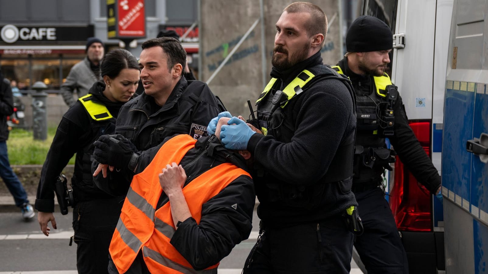 Protest in Berlin: Ein Aktivist wird von zwei Polizisten abgeführt.