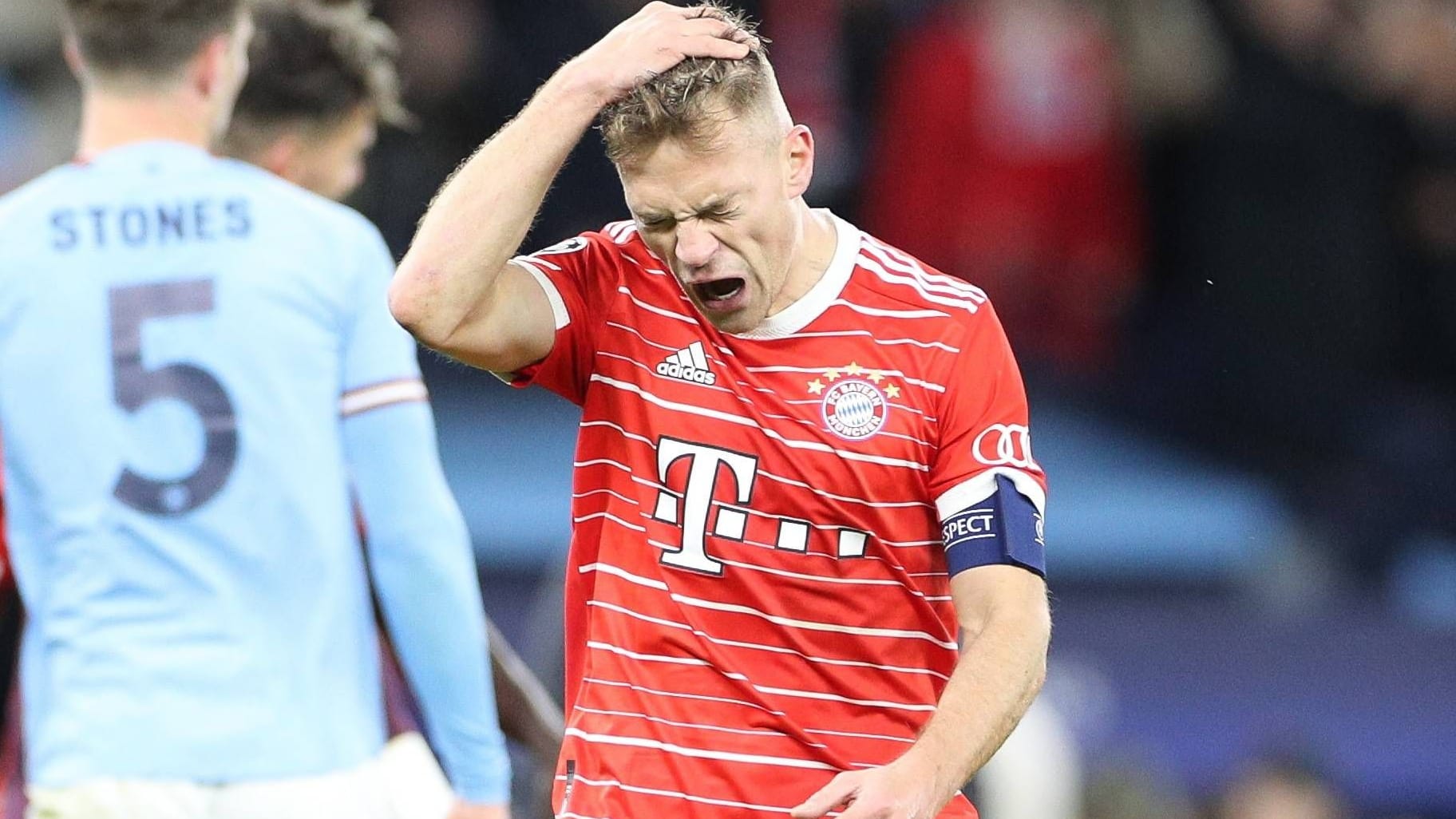 Der FC Bayern muss sich im Viertelfinal-Hinspiel der Champions League bei Manchester City mit 0:3 geschlagen geben. Die Münchner kassieren damit im neunten Spiel des Wettbewerbs ihre erste Niederlage und stehen vor dem Rückspiel nächste Woche in München vor dem Aus. Bei den Münchnern zeigte vor allem einer große Schwächen. Die Einzelkritik.