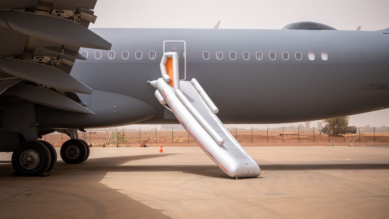 Der Airbus von Verteidigungsminister Pistorius und Entwicklungsministerin Schulze: Die Notrutsche wurde versehentlich am Flughafen ausgelöst.