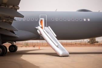 Der Airbus von Verteidigungsminister Pistorius und Entwicklungsministerin Schulze: Die Notrutsche wurde versehentlich am Flughafen ausgelöst.