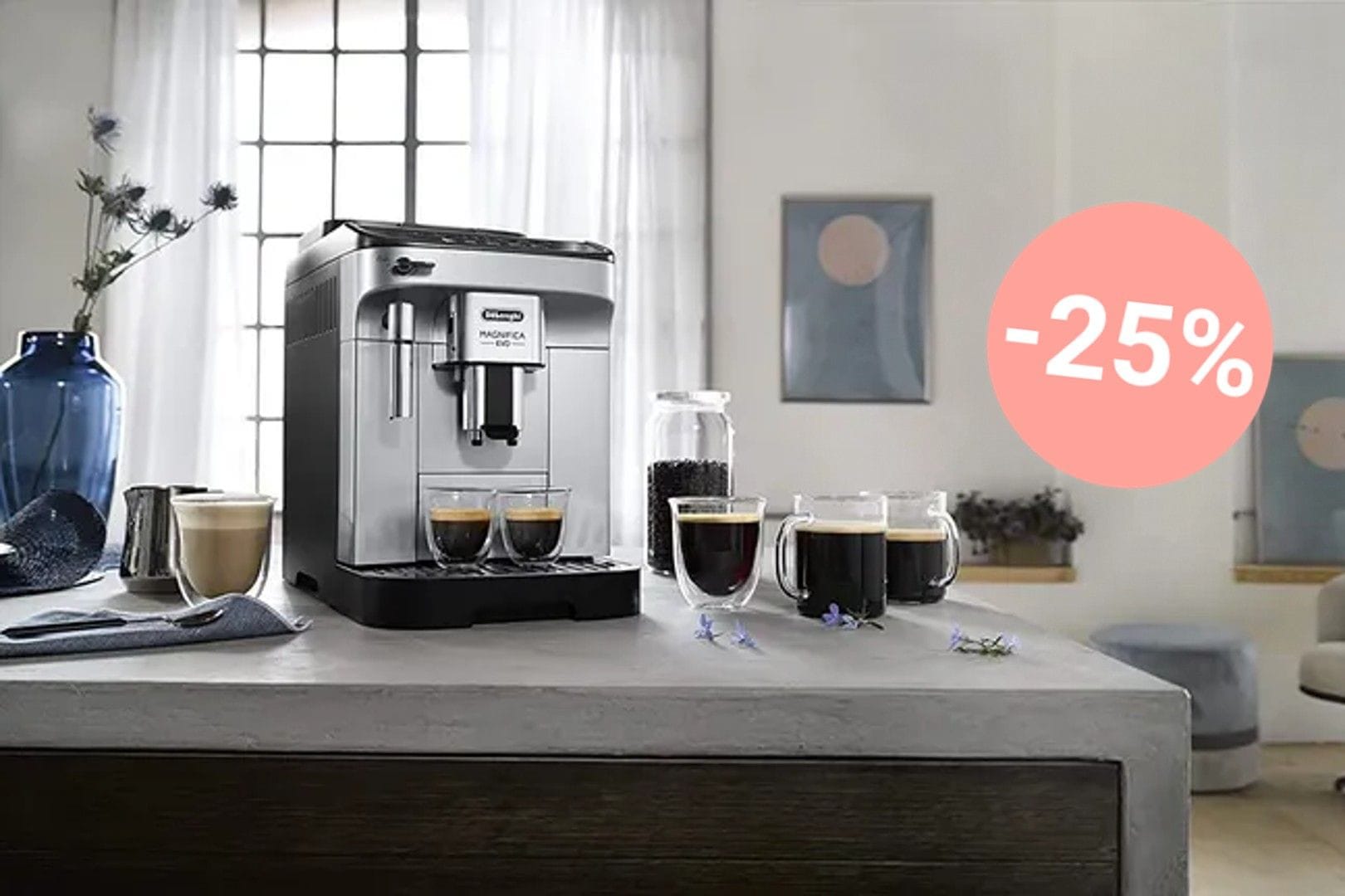 Bei Amazon ist ein Kaffeevollautomat von De'Longhi rekordgünstig im Angebot.