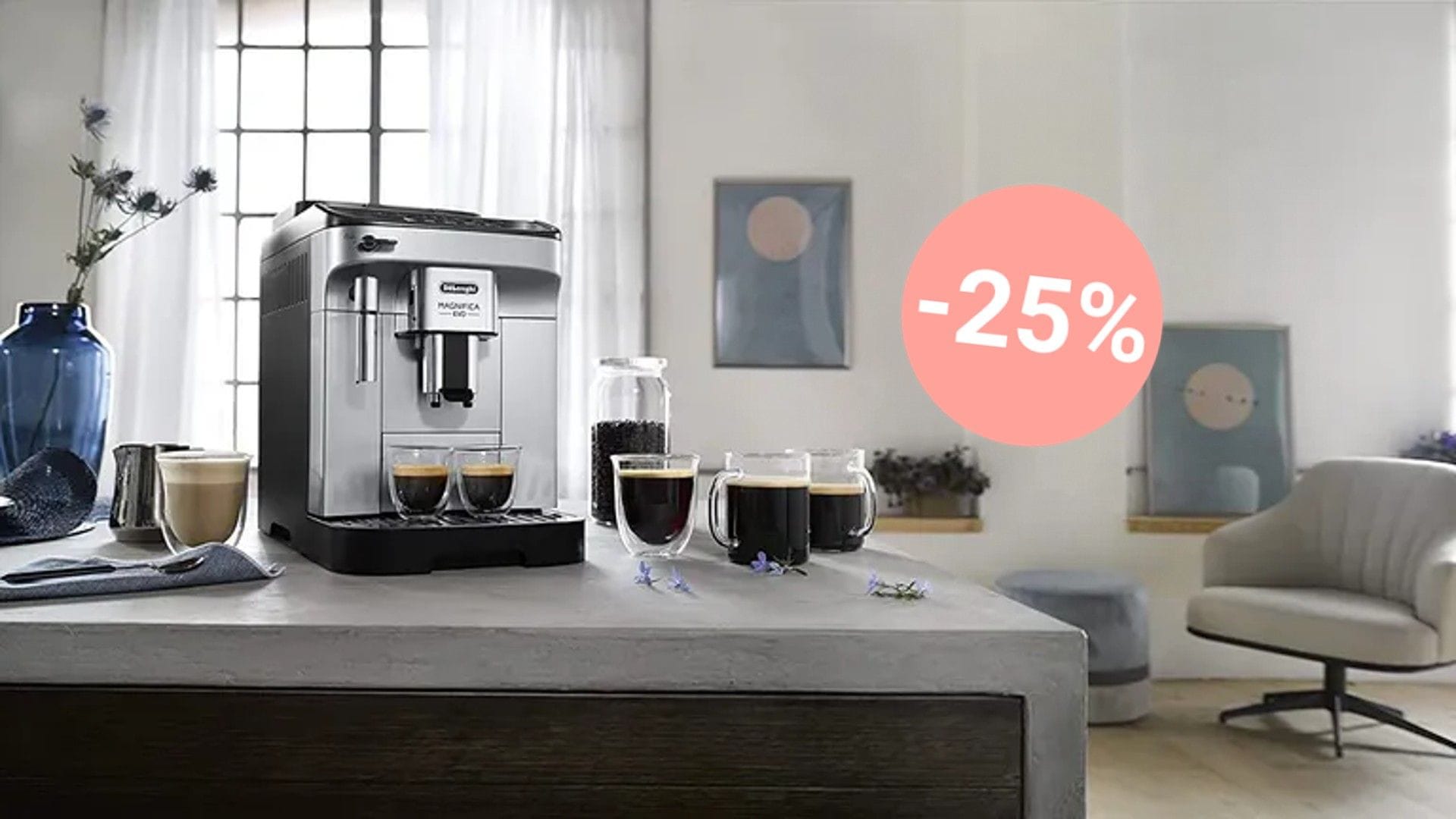 Bei Amazon ist ein Kaffeevollautomat von De'Longhi rekordgünstig im Angebot.