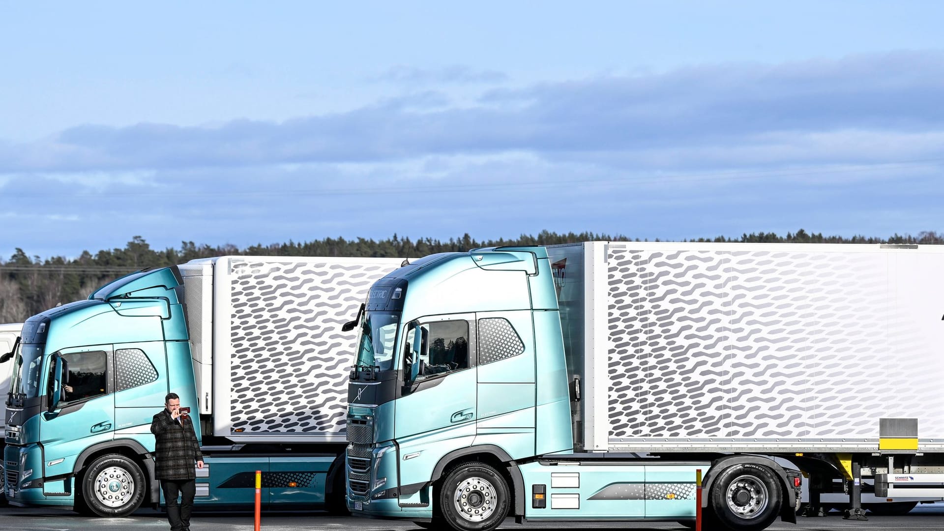 Schwedische Lastwagen mit Elektroantrieb: Bald sollen sie auf der Autobahn geladen werden können.