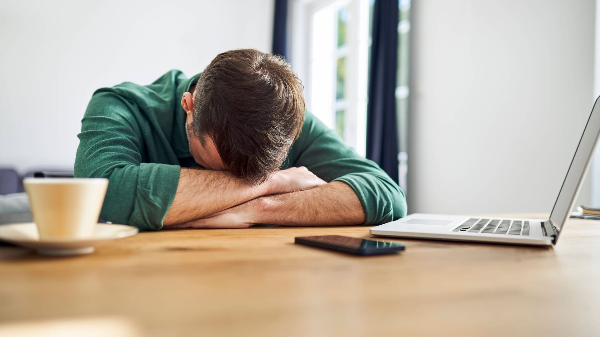 Arbeit kann süchtig machen: Laut einer aktuellen Studie ist jeder zehnte Beschäftigte von Arbeitssucht betroffen.