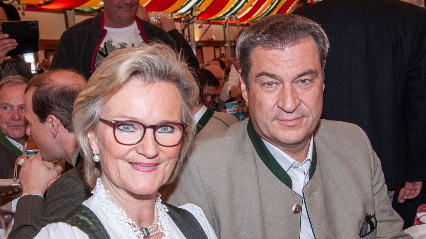 Angela Inselkammer, die Vertreterin der bayerischen Gastronomen, mit Bayerns Ministerpräsident Markus Söder beim Frühlingsfest (Archivbild): Sie stören die stillen Tage.