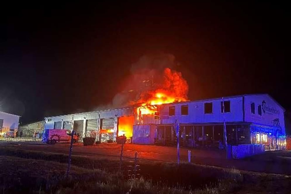 Die Fahrzeughalle stand in Vollbrand. Eine dreiköpfige Familie, die im Nebengebäude schlief, konnte sich eigenständig in Sicherheit bringen.